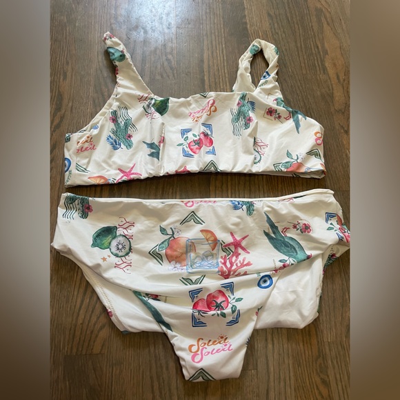 ASOS DESIGN Curve high leg high waist bikini bottom/ top in postcard print - Picture 3 of 8